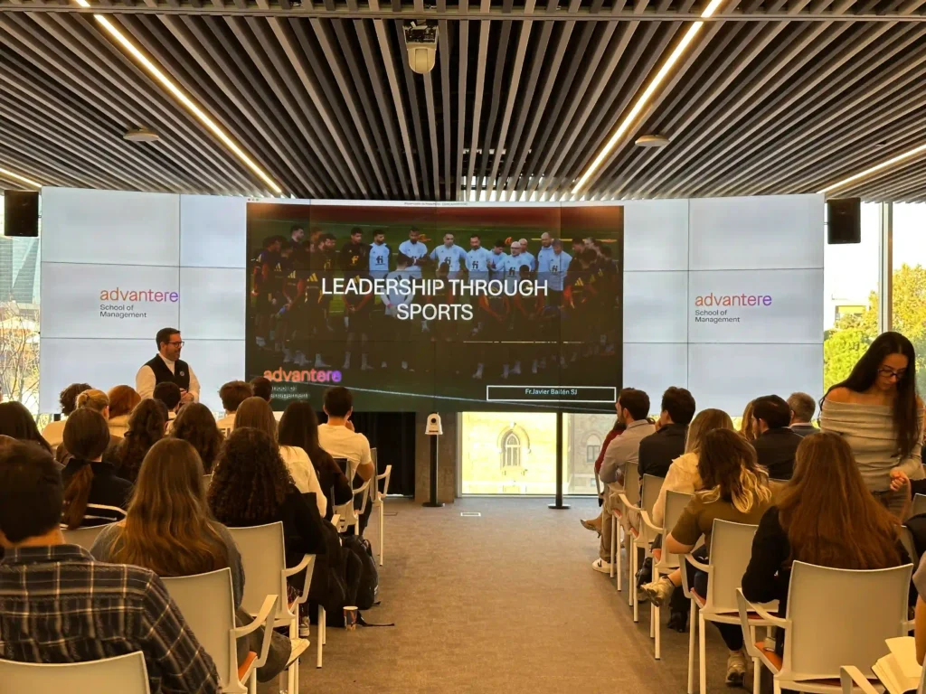 Speaker Fr. Javier Bailén, SJ discussing leadership and teamwork at Advantere.

